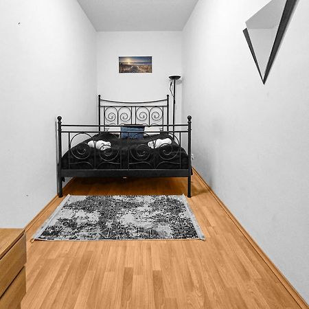 Modern Three-Bedroom, Triple King Beds Viyana Dış mekan fotoğraf