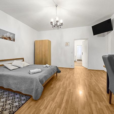 Modern Three-Bedroom, Triple King Beds Viyana Dış mekan fotoğraf