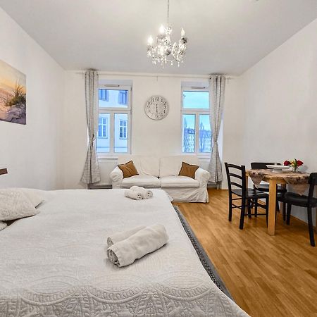 Modern Three-Bedroom, Triple King Beds Viyana Dış mekan fotoğraf