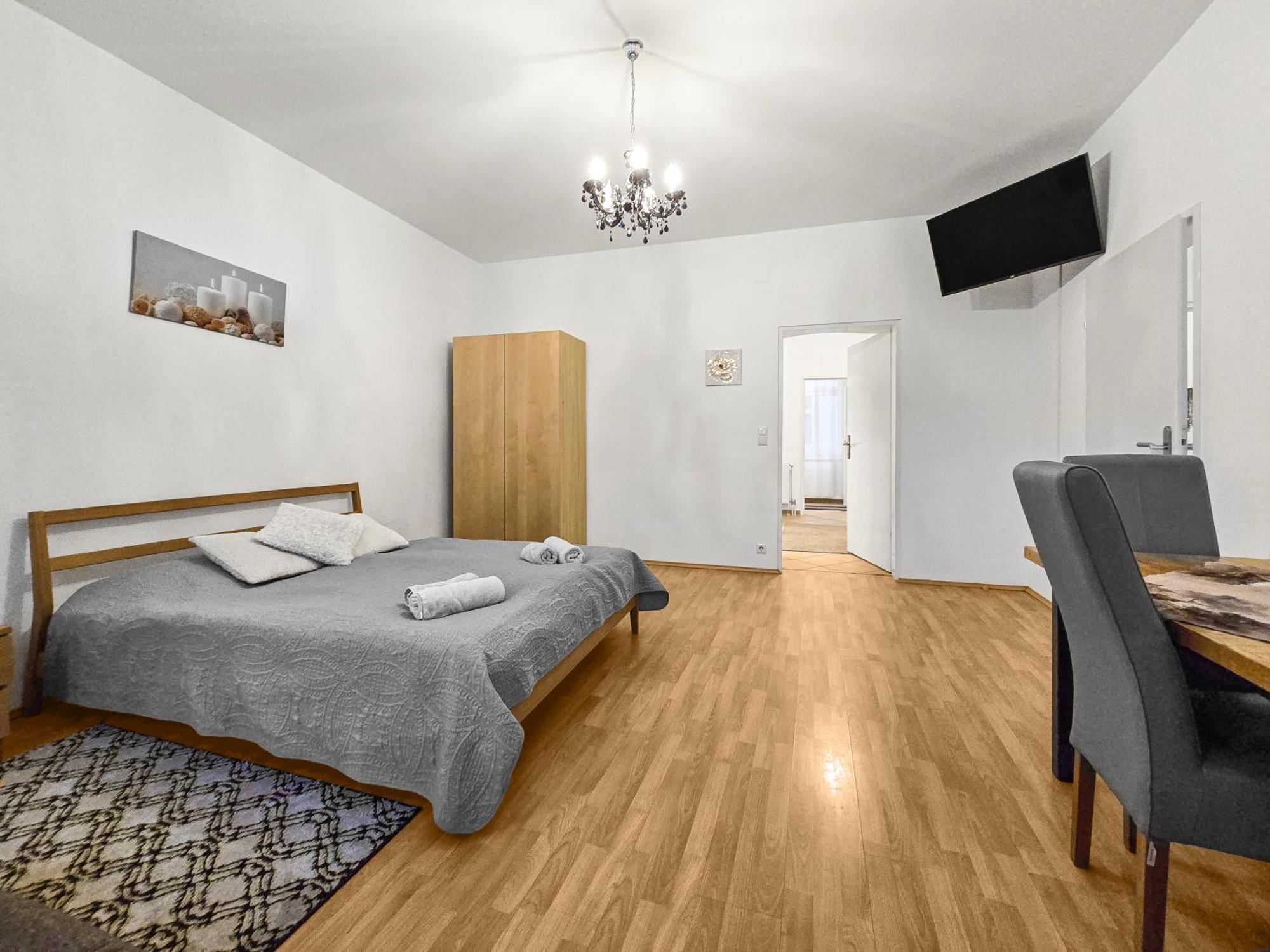 Modern Three-Bedroom, Triple King Beds Viyana Dış mekan fotoğraf