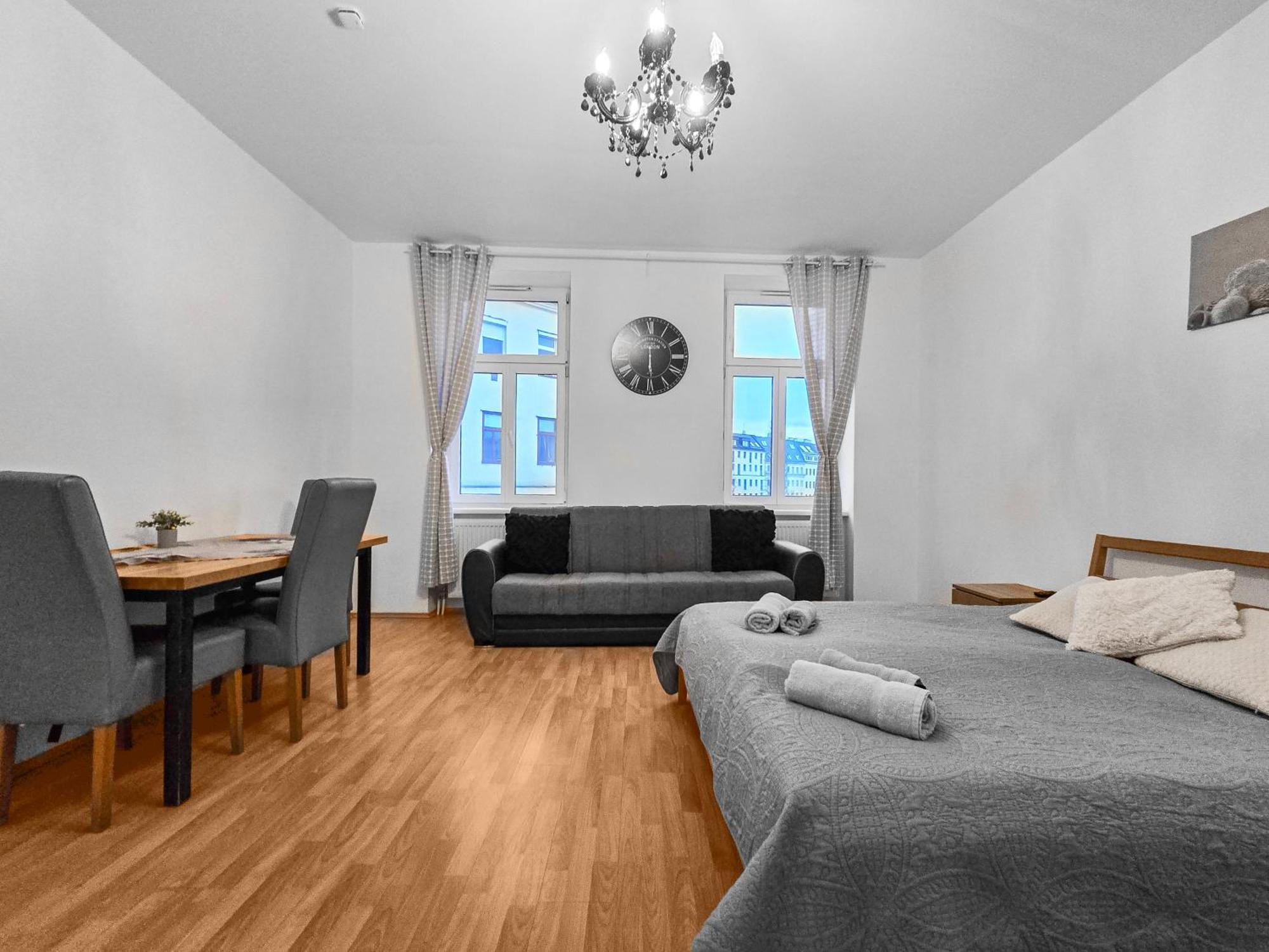 Modern Three-Bedroom, Triple King Beds Viyana Dış mekan fotoğraf