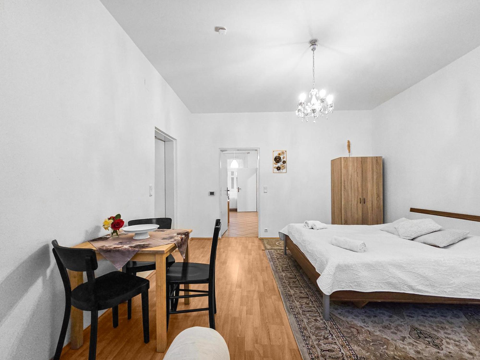Modern Three-Bedroom, Triple King Beds Viyana Dış mekan fotoğraf