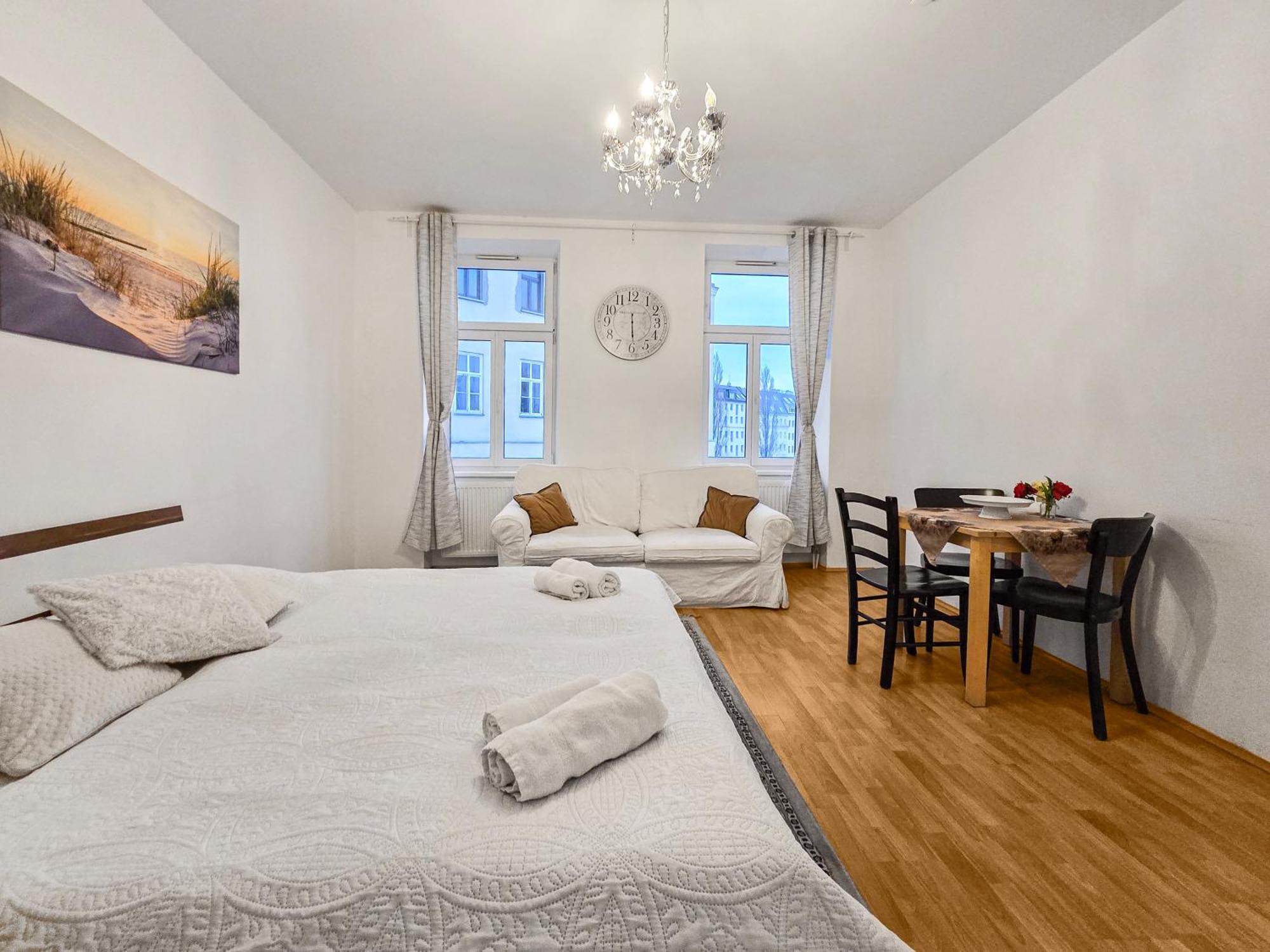 Modern Three-Bedroom, Triple King Beds Viyana Dış mekan fotoğraf